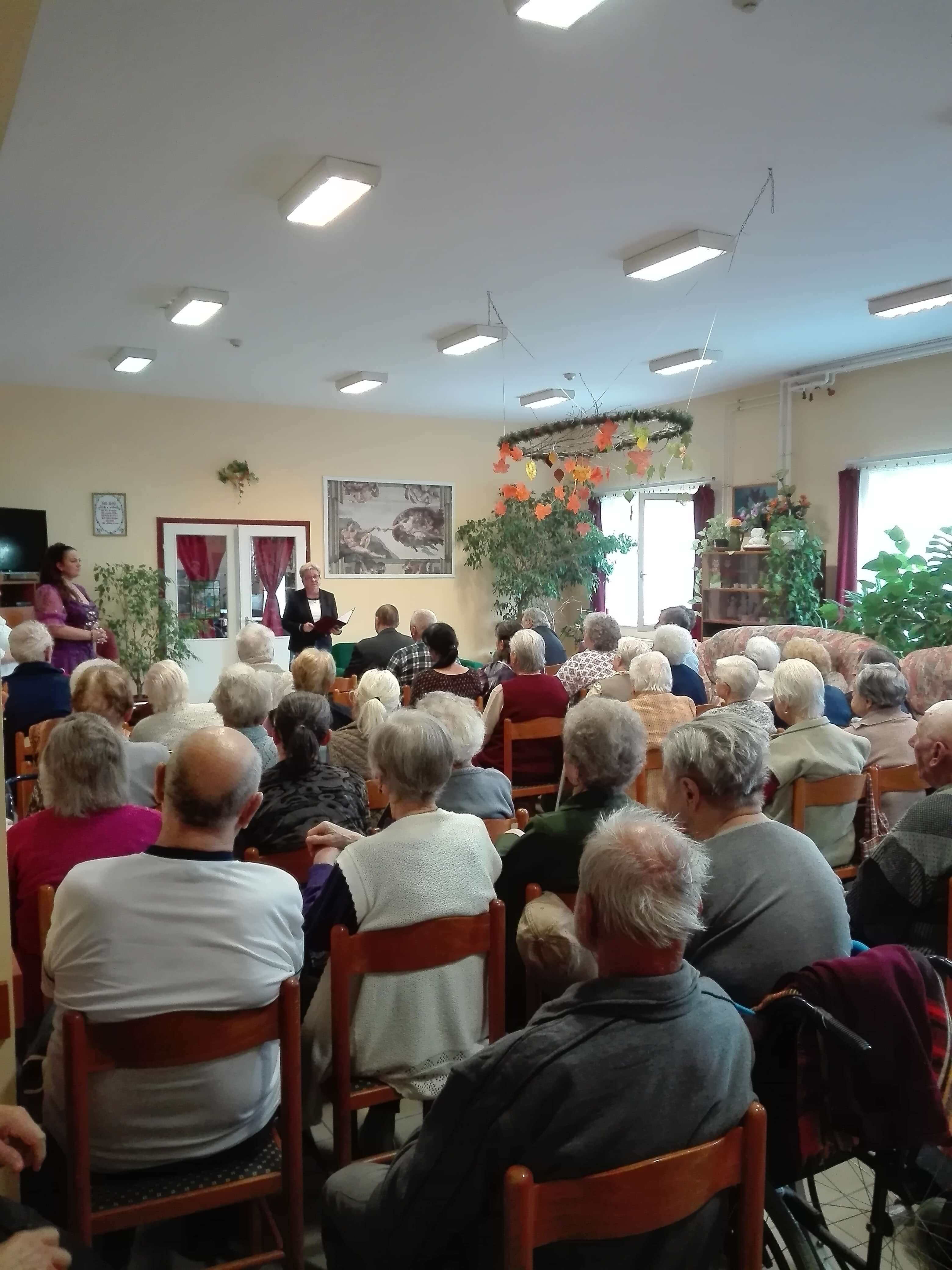 Egy hónapig a szépkorúakat ünneplik Abasáron